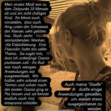 Eine blondhaarige Frau mit einem karierten Shirt schaut auf einem schwarzen Hintergrund nach unten. Der Text in weißer Schrift handelt von einem Baby, das 19 Monate alt war und Schwierigkeiten beim Schlafen hatte. Eine Freundin schlug vor, Cranio auszuprobieren, was dem Baby half, besser zu schlafen.