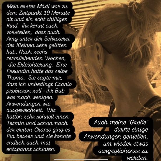 Eine blondhaarige Frau mit einem karierten Shirt schaut auf einem schwarzen Hintergrund nach unten. Der Text in weißer Schrift handelt von einem Baby, das 19 Monate alt war und Schwierigkeiten beim Schlafen hatte. Eine Freundin schlug vor, Cranio auszuprobieren, was dem Baby half, besser zu schlafen.
