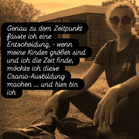 Eine Frau sitzt auf Gras und trägt eine Sonnenbrille und ein schwarzes T-Shirt. Sie lächelt, vielleicht posiert sie für ein Foto. Es gibt einen Zitat auf schwarzem Hintergrund, das lautet 'Genau zu dem Zeitpunkt fasste ich eine Entscheidung...'. Hinter ihr steht ein Haus mit einem geneigten Dach.