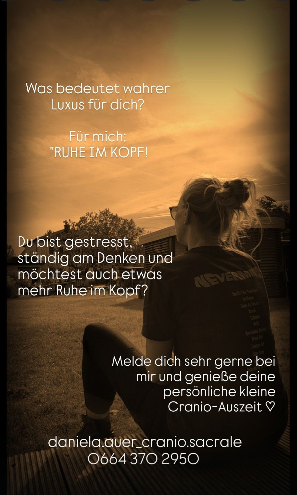 Eine Frau mit Brille schaut in die Ferne. Der Text lautet 'Bist du gestresst, ständig am Denken und möchtest auch etwas mehr Ruhe im Kopf?' Auf dem Rücken ihres Shirts steht 'NEVERMIND'. Eine Einladung, für persönliche Ruhe zu kontaktieren.
