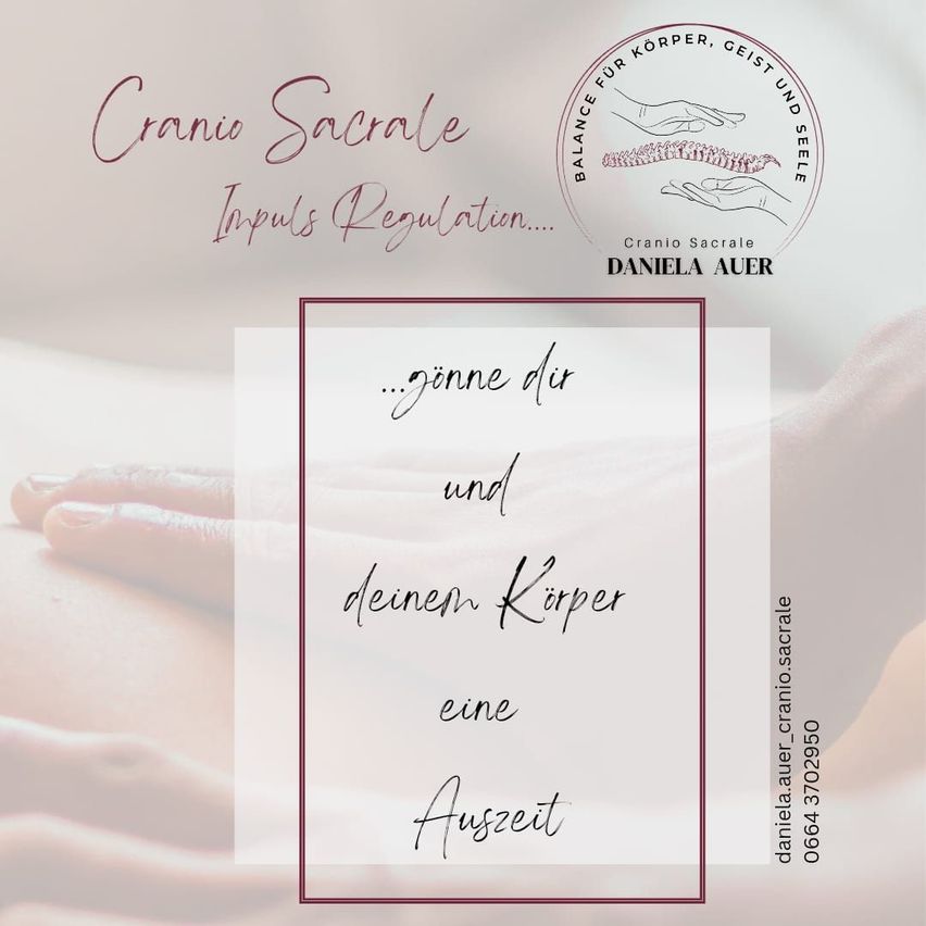 Ein Poster zeigt Hände auf dem unteren Rücken einer Person mit dem Text 'Cranio Sacrale Impulse Regulation'. Unten im Rahmen steht '...gib dir und deinem Körper etwas Zeit'. Kontaktdaten sind unten angegeben.