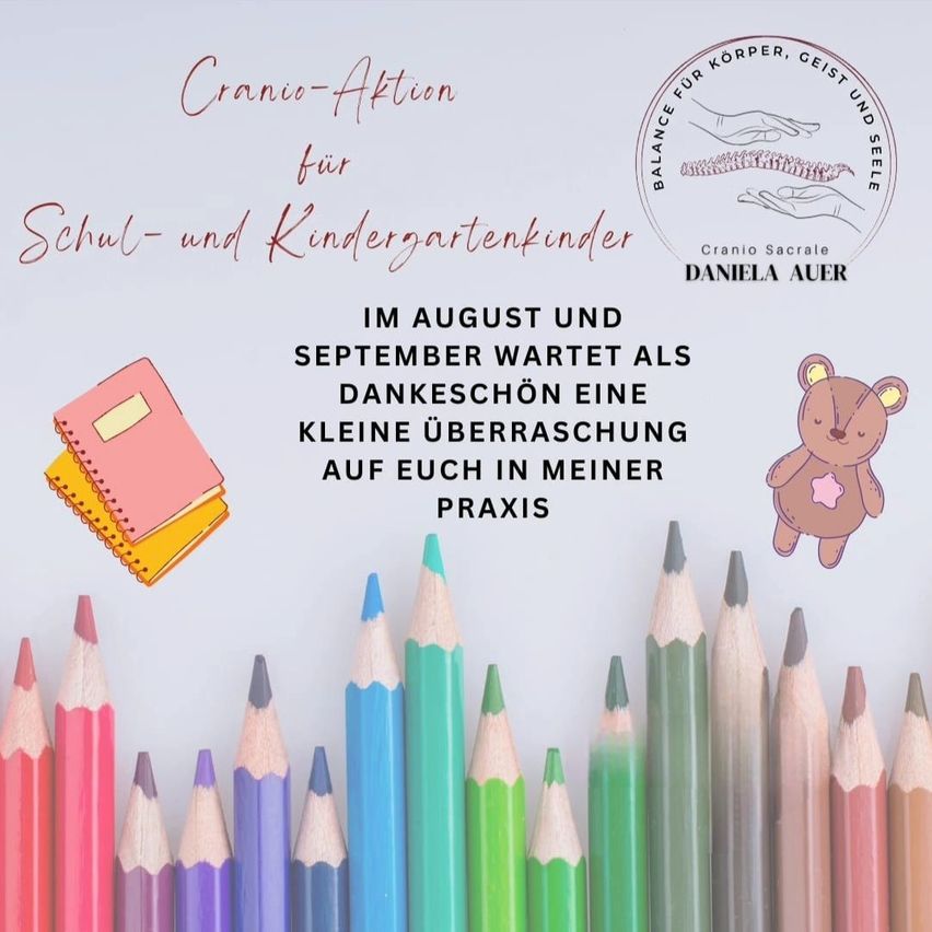 Ein Bild, das Cranio-Aktion für Schul- und Kindergartenkinder bewirbt, mit einer Reihe farbiger Bleistifte, einem Notizbuch und einem Bären. Der Text ist auf Deutsch.