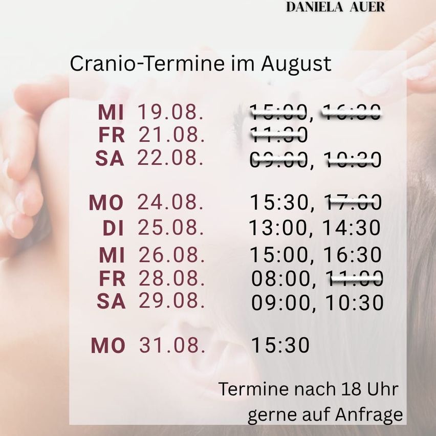 Ein Poster, das Daniela Auers Cranio-Terminplan für August zeigt, mit Datum und Uhrzeit für jeden Tag aufgelistet.