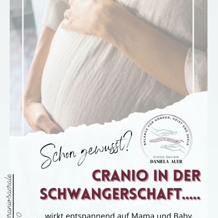 Eine schwangere Frau berührt sanft ihren Bauch, wobei der Text 'Schön gewunscht?' und 'Cranio in der Schwangerschaft' auf einem weißen Hintergrund angezeigt wird.