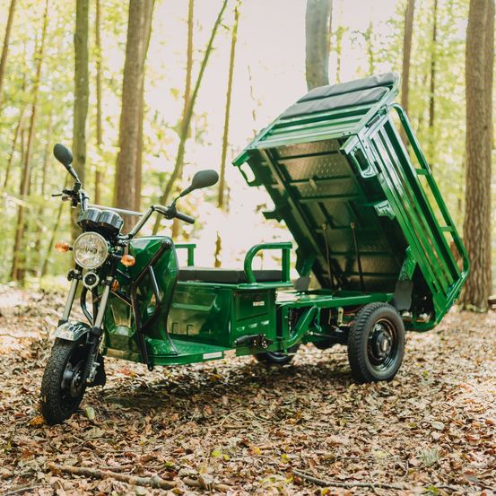 Bild enthält, Machine, Wheel, Transportation, Vehicle, Grove, Outdoors, Plant, Tree, Vegetation, Woodland