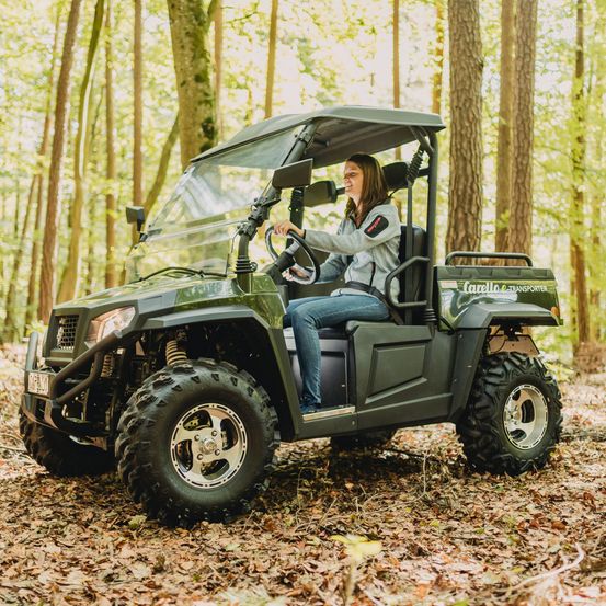 Bild enthält, Person, Outdoors, Nature, Plant, Vegetation, Machine, Wheel, Car, Transportation, Vehicle