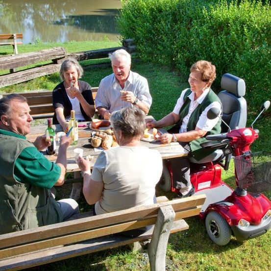 Bild enthält, Grass, Backyard, Park, Adult, Male, Man, Person, Female, Woman, People