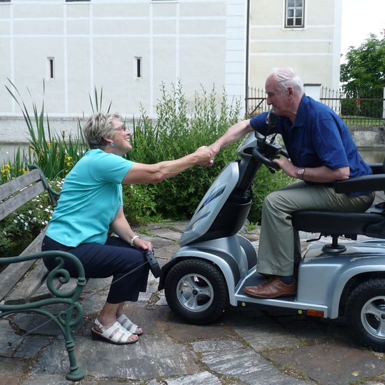 Bild enthält, Path, Walkway, Adult, Male, Man, Person, Wheel, Bench, Sitting, Flagstone
