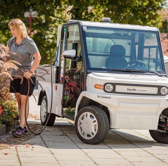 Bild enthält, Adult, Female, Person, Woman, Chair, Furniture, Clothing, Shorts, Wheel, Vehicle