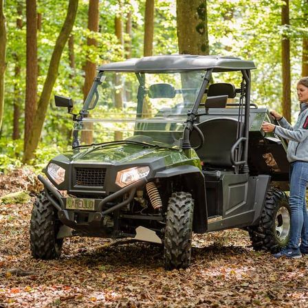 Bild enthält, Machine, Wheel, Outdoors, Nature, Person, Clothing, Coat, Car, Vehicle, Jeans