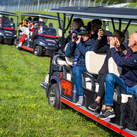 Bild enthält, Shoe, Adult, Male, Man, Person, People, Car, Vehicle, Wheel, Face