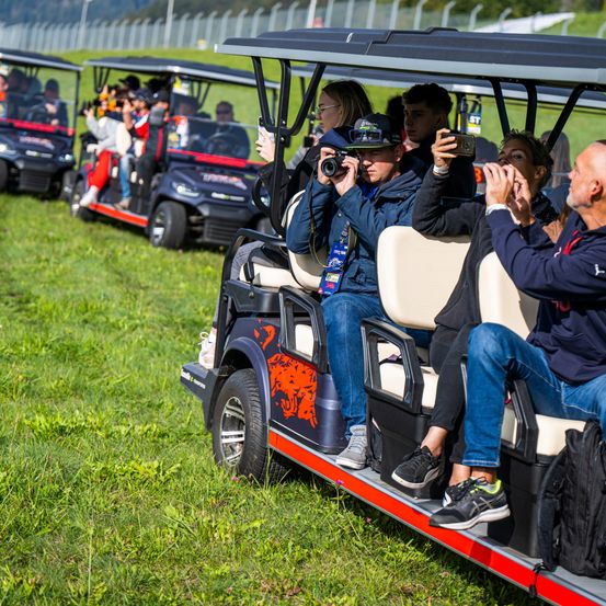 Bild enthält, Shoe, Adult, Male, Man, Person, People, Car, Vehicle, Wheel, Face