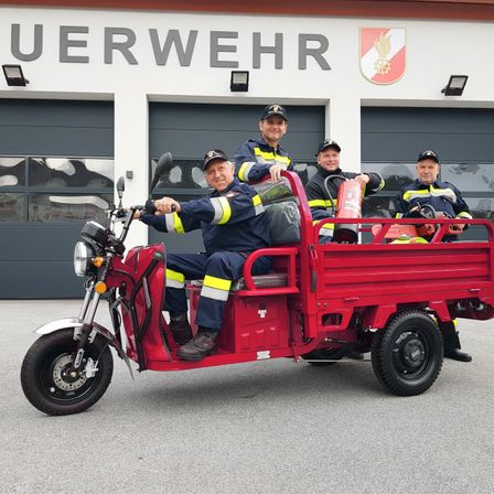 Bild enthält, Adult, Male, Man, Person, Wheel, Motorcycle, Vehicle, Fire Truck, Truck, Face