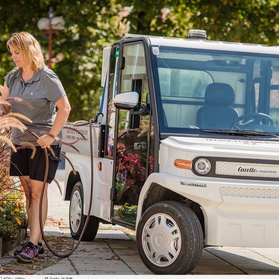 Bild enthält, Adult, Female, Person, Woman, Machine, Wheel, Clothing, Shorts, Chair, Vehicle