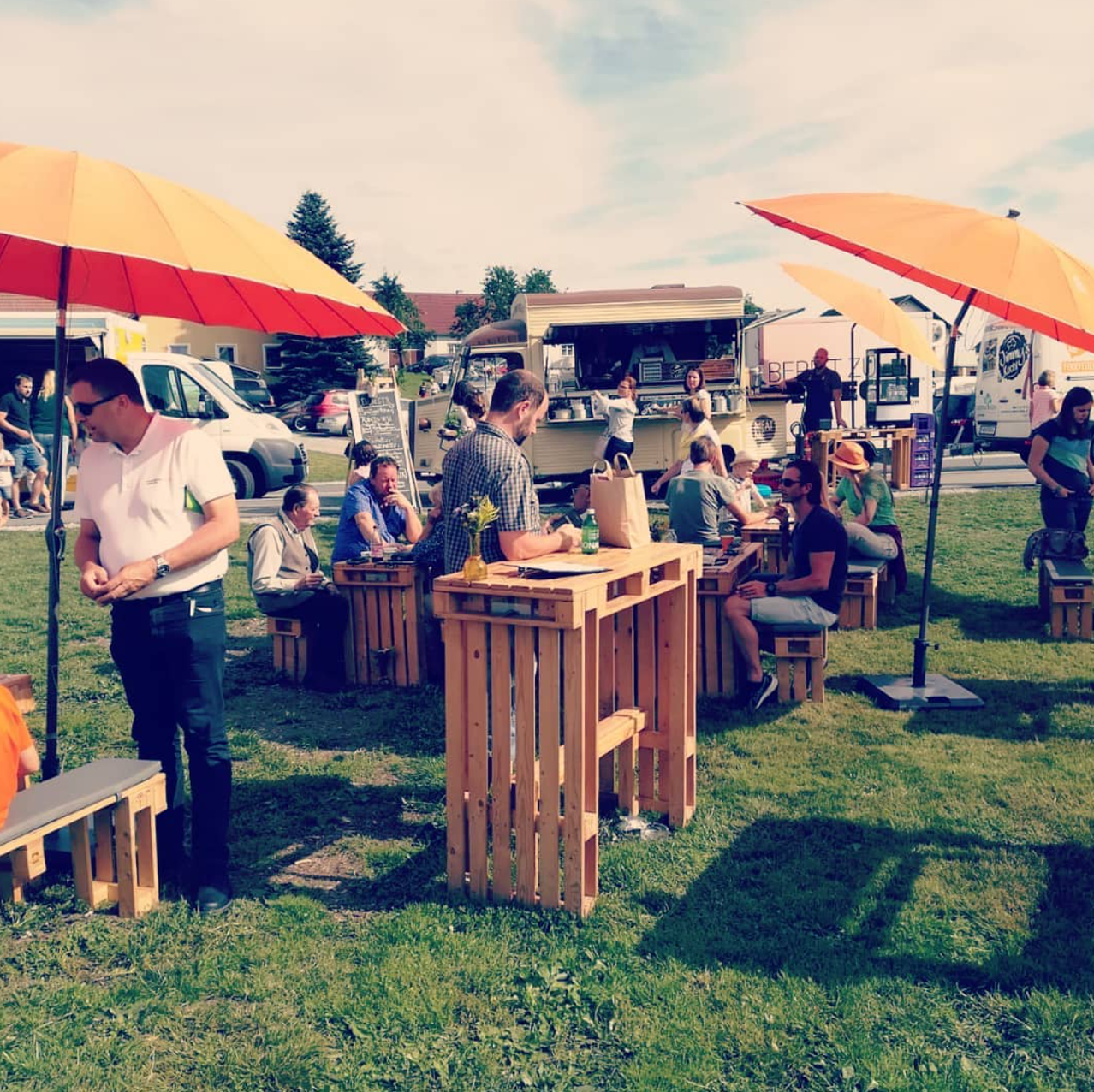 Bild enthält, Urban, Adult, Male, Man, Person, City, Wood, Market, Night Life, Jeans