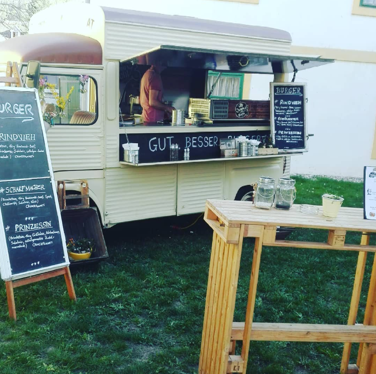 Bild enthält, Transportation, Truck, Vehicle, Food Truck, Person, Blackboard