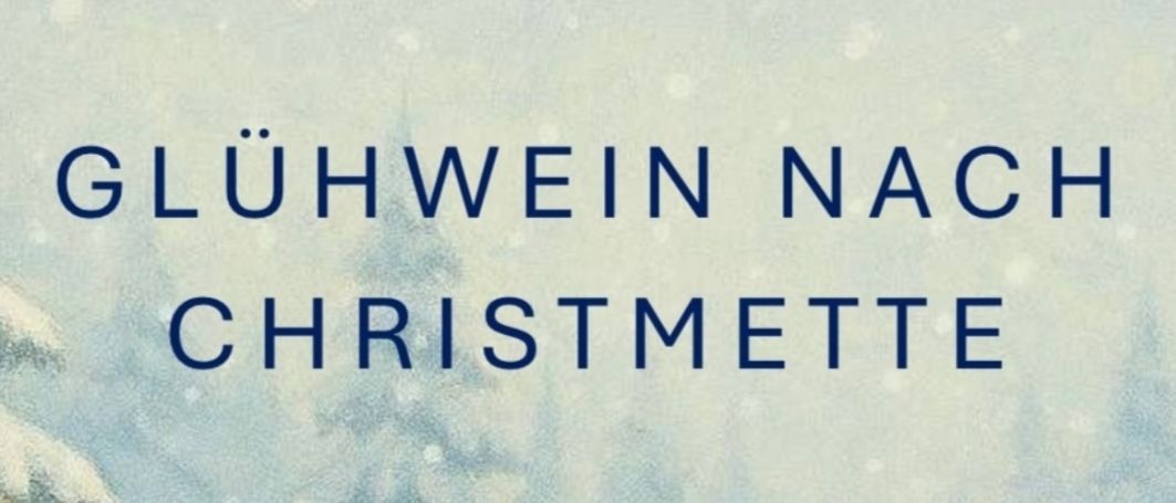 Das Bild zeigt eine festliche Weihnachtsszene mit einem schneebedeckten Baum. Es lädt die Betrachter ein, nach dem Weihnachtsessen Herz und Hände mit Glühwein, Gemeinschaft und Weihnachtsstimmung zu wärmen. Es endet mit einer fröhlichen Note, die die Vorfreude auf das Treffen mit allen zum Ausdruck bringt.