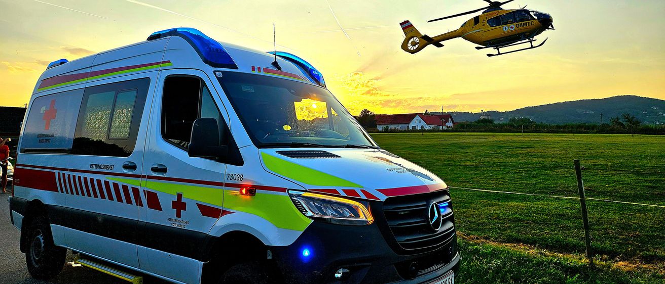 Bild enthält, Helicopter, Transportation, Vehicle, Car, Van, Person, Machine, Wheel, Ambulance, Logo