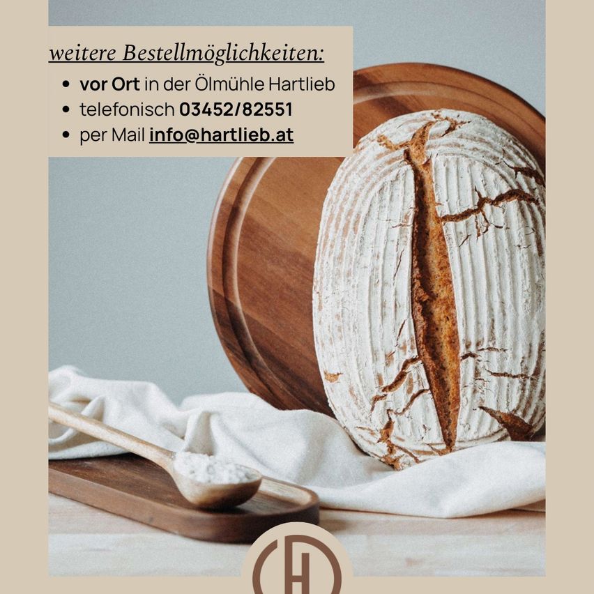Ein Brotlaib auf einem Schneidebrett. Ein hölzerner Löffel mit Mehl. Bestellmöglichkeiten: vor Ort, telefonisch oder per E-Mail.