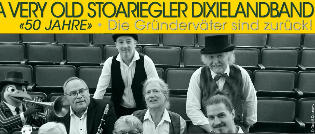 Ein Schwarz-Weiß-Foto zeigt eine Gruppe von Musikern, die Gründer, die lächelnd für die Kamera posieren. Sie sind in Vintage-Kleidung gekleidet. Am unteren Rand steht das Datum '13.03.20'.