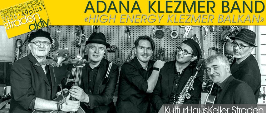 ADANA KLEZMER Bandfoto mit Instrumenten im Hintergrund. Datum des Konzerts: 21.05.2020.