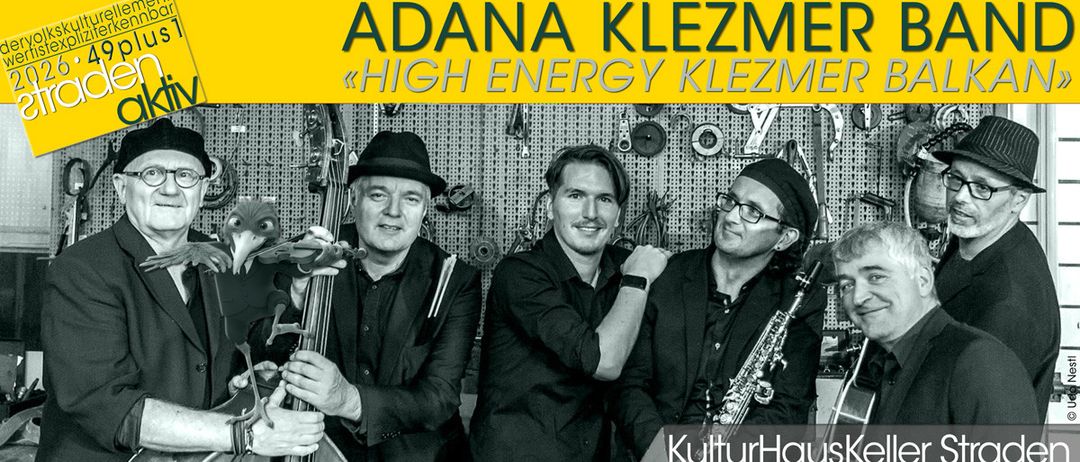 ADANA KLEZMER Bandfoto mit Instrumenten im Hintergrund. Datum des Konzerts: 21.05.2020.