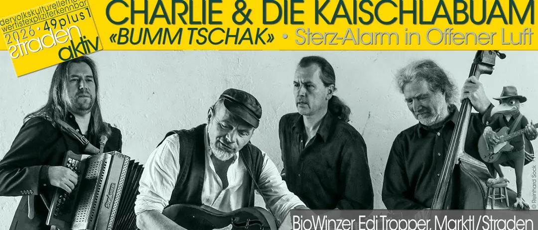Ein Schwarz-Weiß-Foto von drei Männern, die Instrumente spielen, einer spielt Gitarre, der andere Akkordeon und der dritte schaut zu. Der Textüberlagerung lautet 'Charlie & Die Kaischal' und 'Bumm Tschak'. Das Datum '13.08.20' ist ebenfalls sichtbar.