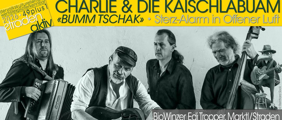 Ein Schwarz-Weiß-Foto von drei Männern, die Instrumente spielen, einer spielt Gitarre, der andere Akkordeon und der dritte schaut zu. Der Textüberlagerung lautet 'Charlie & Die Kaischal' und 'Bumm Tschak'. Das Datum '13.08.20' ist ebenfalls sichtbar.