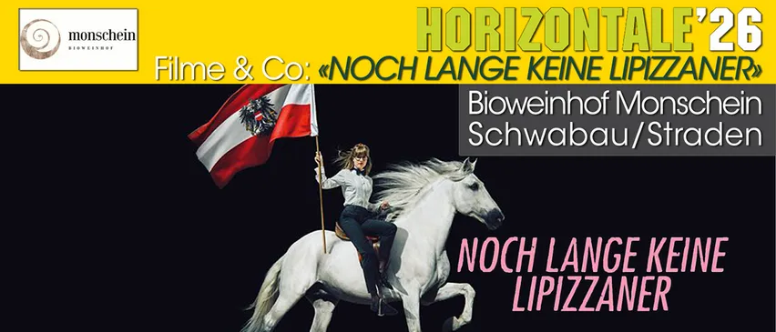 Eine Frau reitet auf einem weißen Pferd und hält eine Fahne mit einem Wappen, der Text lautet 'Horizont Filme & Co: NOCH LANGE KEINE LI' und 'Bioweinhof Schwabau'. Das Datum ist 05.10.20.