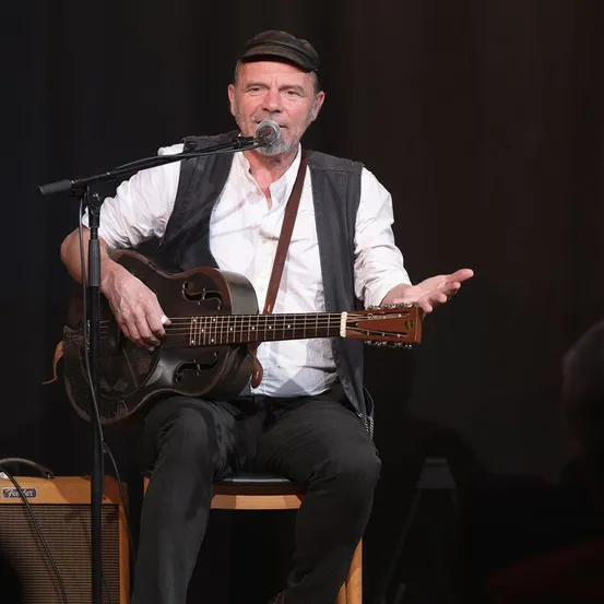 Adult, Male, Man, Person, Performer, Guitar, Solo Performance, Music, Musician, Guitarist