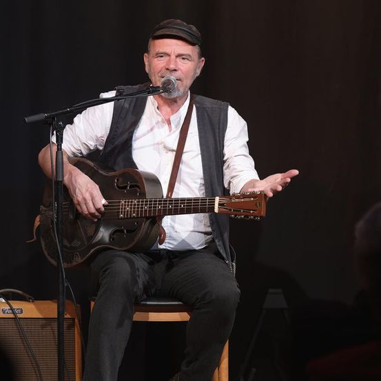 Bild enthält, Adult, Male, Man, Person, Performer, Guitar, Solo Performance, Music, Musician, Guitarist