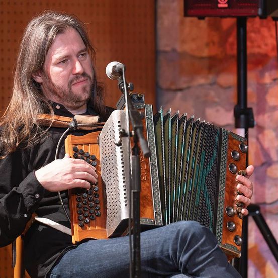 Bild enthält, Adult, Female, Person, Woman, Musical Instrument, Microphone, Performer, Solo Performance, Face, Musician