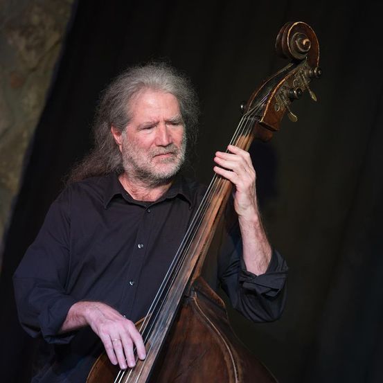 Bild enthält, Cello, Musical Instrument, Adult, Male, Man, Person, Face, Head, Gun, Weapon