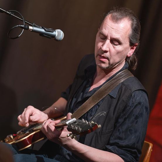 Bild enthält, Guitar, Guitarist, Music, Musician, Performer, Person, Adult, Male, Man, Microphone