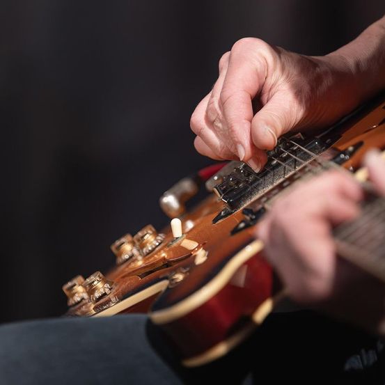 Bild enthält, Guitar, Musical Instrument, Guitarist, Music, Musician, Performer, Person, Body Part, Finger, Hand