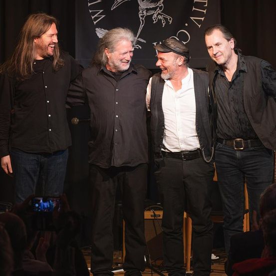 Bild enthält, People, Person, Coat, Jacket, Adult, Male, Man, Pants, Female, Woman