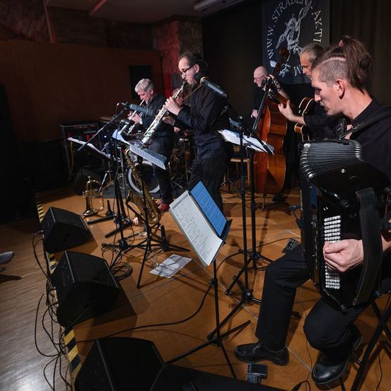 Bild enthält, Group Performance, Music, Music Band, Musician, Performer, Person, Adult, Male, Man, Singing