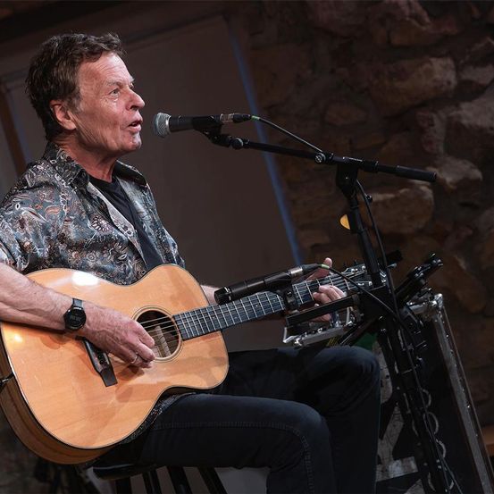 Bild enthält, Adult, Male, Man, Person, Performer, Guitar, Guitarist, Musician, Solo Performance, Microphone