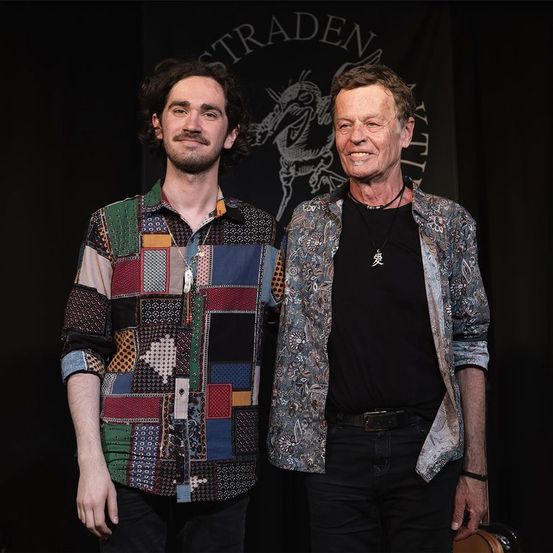 Bild enthält, Coat, Jacket, Fashion, Adult, Male, Man, Person, Vest, Long Sleeve, Face