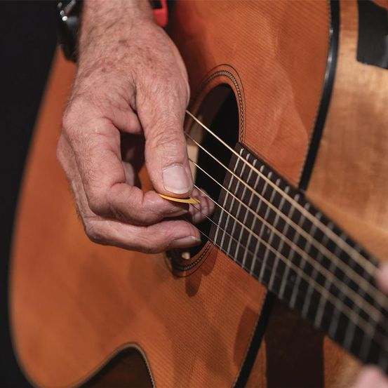 Bild enthält, Guitar, Musical Instrument, Guitarist, Music, Musician, Performer, Person, Body Part, Finger, Hand