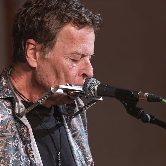 Bild enthält, Electrical Device, Microphone, Performer, Person, Solo Performance, Adult, Male, Man, Face, Head