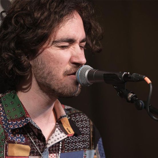 Bild enthält, Electrical Device, Microphone, Performer, Person, Solo Performance, Adult, Male, Man, Face, Head