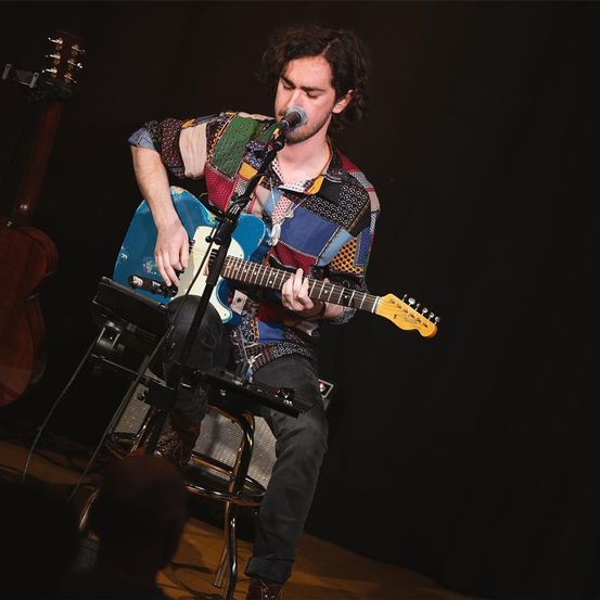 Bild enthält, Performer, Person, Solo Performance, Guitar, Musical Instrument, Adult, Male, Man, Guitarist, Concert