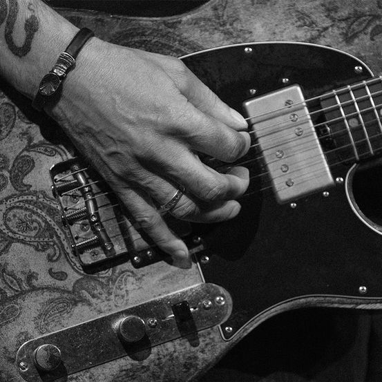 Bild enthält, Guitar, Musical Instrument, Accessories, Bracelet, Jewelry, Adult, Male, Man, Person, Guitarist