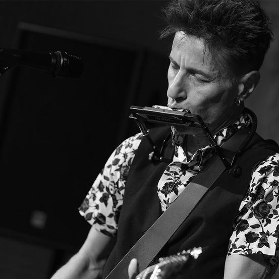 Bild enthält, Adult, Male, Man, Person, Performer, Solo Performance, Electrical Device, Microphone, Musical Instrument, Face