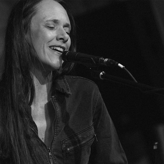 Bild enthält, Microphone, Adult, Female, Person, Woman, Solo Performance, Head, Face, Portrait, Jacket