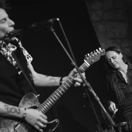 Bild enthält, Guitar, Musical Instrument, Adult, Male, Man, Person, Concert, Microphone, Guitarist, Group Performance