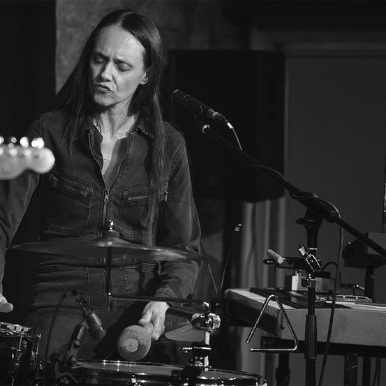 Bild enthält, Adult, Female, Person, Woman, Microphone, Performer, Solo Performance, Concert, Face, Piano