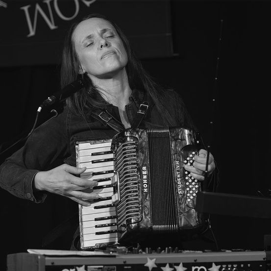 Bild enthält, Adult, Female, Person, Woman, Musical Instrument, Face, Electrical Device, Microphone, Solo Performance, Accordion