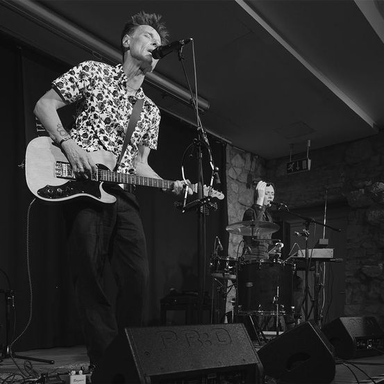 Bild enthält, Guitar, Adult, Male, Man, Person, Microphone, Performer, Solo Performance, Guitarist, Musician